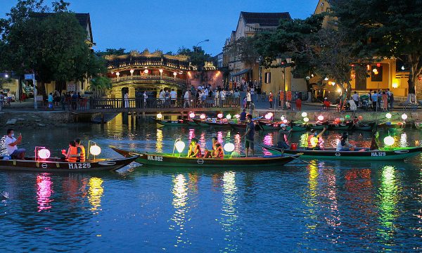 Hoian Walking City Tour – Boat Ride – Release Flower Lantern