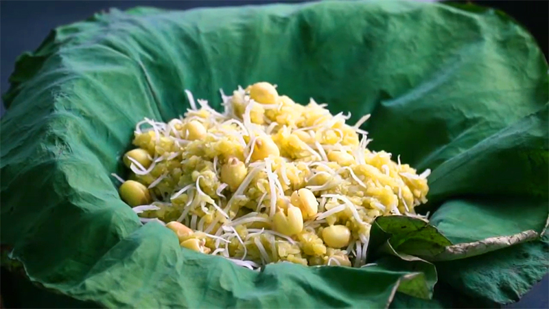 Green sticky rice with mung beans