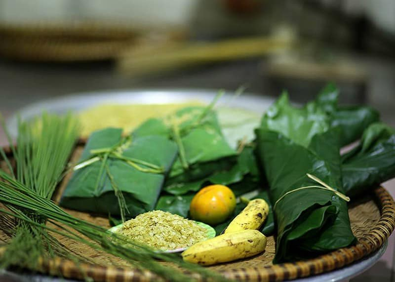 Young rice with bananas and persimmons